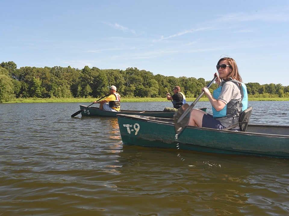 Image of people canoeing at Tuckahoe State Park